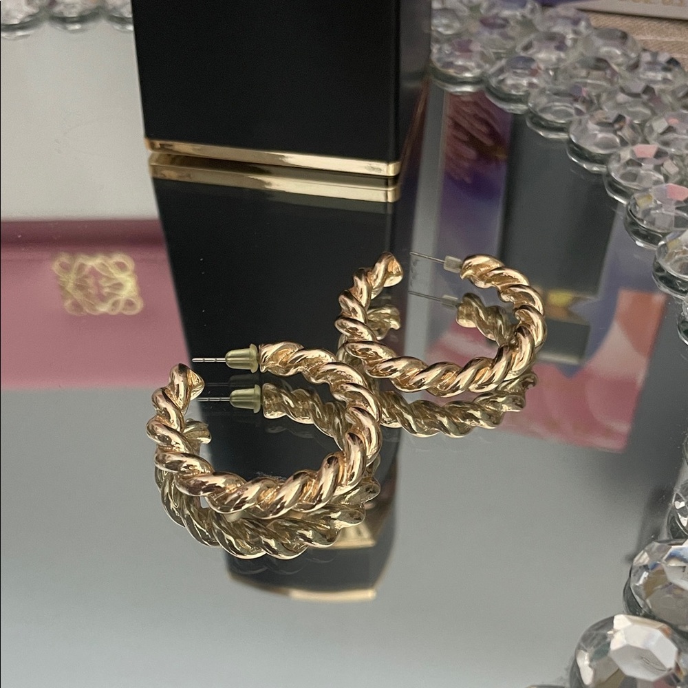 ✨🎉🎉CLASSY Gold Twisted Hoop Pierced Earrings✨Preloved Costume Jewelry